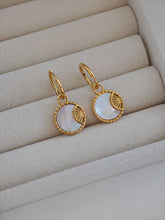 Goldene Hoops mit weißem Plättchen und Sonne-Mond-Motiv - LYMAJA